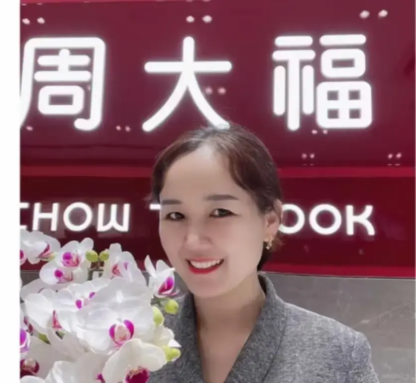 盐城周大福金店一拖三事件完整版视频-射阳门店突发一拖三-附完整版视频观看-周大福事件全程回顾